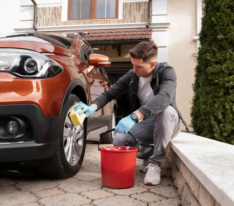 Lavage auto à domicile Saint-Laurent-d'Andenay : professionnel intervenant sur un véhicule